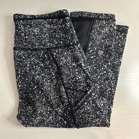 lululemon athletica Pants - Lululemon Outrun 17" Crop Tights,‎ Speckled B&W 6 *flaw